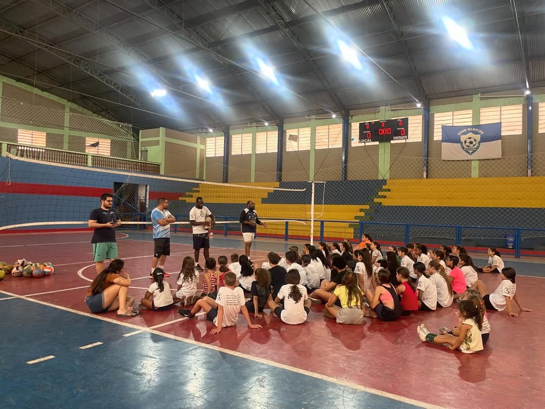 professores conversando com alunos